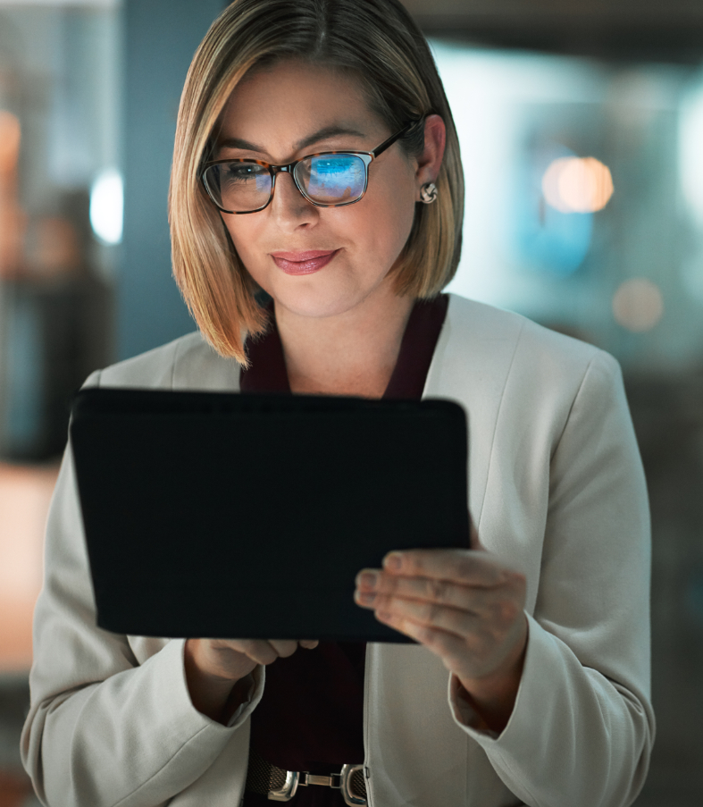 Igualdad de Genero. Mujer trabajando con una tablet